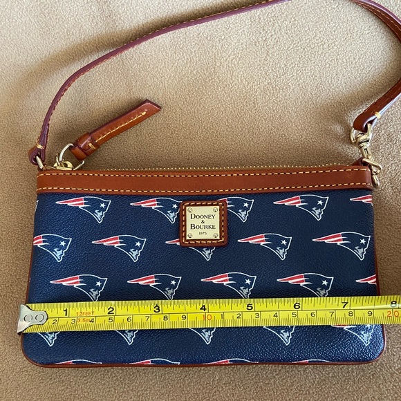 DOONEY & BOURKE NFL Patriots Football Team Fan Small Clutch Wristlet - Picture 8 of 9
